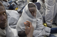 NEWS - Mittelmeer: Die Gruppe SOS Mediterranee rettet Boots-Flüchtlinge