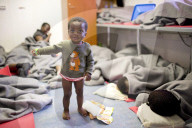 NEWS - Mittelmeer: Die Gruppe SOS Mediterranee rettet Boots-Flüchtlinge