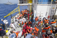 NEWS - Mittelmeer: Die Gruppe SOS Mediterranee rettet Boots-Flüchtlinge