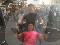 EXKLUSIV - Weiss wie's richtig geht: Arnie Schwarzenegger mit Sohn Joeseph im Kraftstudio