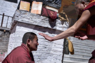 REPORTAGE - Mönche Debattieren Buddhismus in Tibet