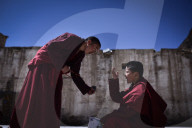 REPORTAGE - Mönche Debattieren Buddhismus in Tibet