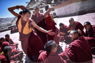 REPORTAGE - Mönche Debattieren Buddhismus in Tibet