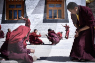 REPORTAGE - Mönche Debattieren Buddhismus in Tibet