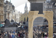 FEATURE - Zieht Touristen an: Der "Palmyra Triumphbogen" am Trafalgarsquare in London