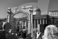 FEATURE - Zieht Touristen an: Der "Palmyra Triumphbogen" am Trafalgarsquare in London
