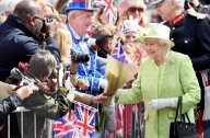 PEOPLE - Königin Elizabeth lässt sich vom Volk feiern