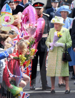 PEOPLE - Königin Elizabeth lässt sich vom Volk feiern