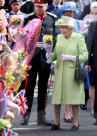 PEOPLE - Königin Elizabeth lässt sich vom Volk feiern