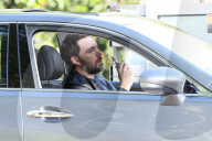 PEOPLE - Ben Affleck entspannt sich bei einer E-Zigi im Auto