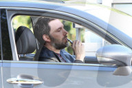 PEOPLE - Ben Affleck entspannt sich bei einer E-Zigi im Auto