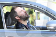 PEOPLE - Ben Affleck entspannt sich bei einer E-Zigi im Auto