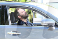 PEOPLE - Ben Affleck entspannt sich bei einer E-Zigi im Auto
