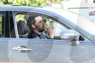 PEOPLE - Ben Affleck entspannt sich bei einer E-Zigi im Auto