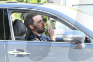 PEOPLE - Ben Affleck entspannt sich bei einer E-Zigi im Auto