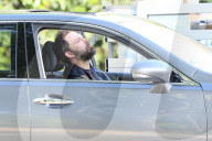 PEOPLE - Ben Affleck entspannt sich bei einer E-Zigi im Auto