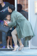 PEOPLE - Kim Kardashian und North West tragen dieselbe Zöpfchenfrisur