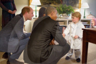 PEOPLE - Klein Prinz George empfängt US Präsident Obama im Bademantel