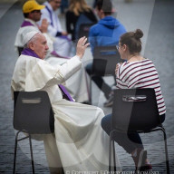 NEWS - Papst nimmt Jugendlichen Beichte ab auf dem St. Petersplatz