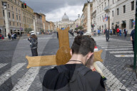 NEWS - Papst nimmt Jugendlichen Beichte ab auf dem St. Petersplatz