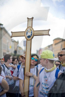 NEWS - Papst nimmt Jugendlichen Beichte ab auf dem St. Petersplatz
