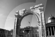 FEATURE - Zieht Touristen an: Der 'Palmyra Triumphbogen' am Trafalgarsquare in London