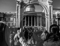 FEATURE - Zieht Touristen an: Der 'Palmyra Triumphbogen' am Trafalgarsquare in London