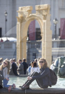 FEATURE - Zieht Touristen an: Der 'Palmyra Triumphbogen' am Trafalgarsquare in London