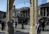 FEATURE - Zieht Touristen an: Der 'Palmyra Triumphbogen' am Trafalgarsquare in London