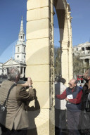 FEATURE - Zieht Touristen an: Der 'Palmyra Triumphbogen' am Trafalgarsquare in London