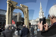 FEATURE - Zieht Touristen an: Der 'Palmyra Triumphbogen' am Trafalgarsquare in London