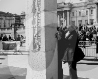 FEATURE - Zieht Touristen an: Der 'Palmyra Triumphbogen' am Trafalgarsquare in London