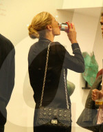 PEOPLE - Heidi Klum schlürft ein Büchenbier in einer Gallerie