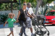 PEOPLE - Familienspaziergang: Bobby Brown in Calabasas
