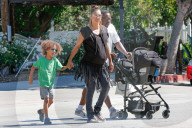 PEOPLE - Familienspaziergang: Bobby Brown in Calabasas