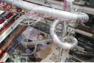 FEATURE - Ob diese Rutschbahn im Einkaufszentrum die Kunden in den Kaufrausch versetzt?