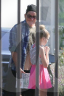 EXKLUSIV - Charlie Sheen bringt seine Töchter heim zu Denise Richards