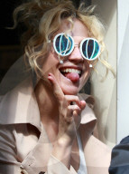PEOPLE - Pixie Lott trägt eine lustige Sonnenbrille