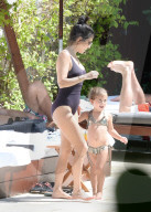 EXKLUSIV - Zwei schicke Badenixen: Kourtney Kardashian mit Penelope am Pool