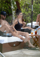EXKLUSIV - Zwei schicke Badenixen: Kourtney Kardashian mit Penelope am Pool