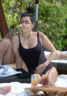 EXKLUSIV - Zwei schicke Badenixen: Kourtney Kardashian mit Penelope am Pool