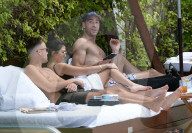 EXKLUSIV - Zwei schicke Badenixen: Kourtney Kardashian mit Penelope am Pool