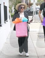 PEOPLE - Kelly Osbourne im Nadelstreifen-Anzug mit einem bunten Geschenk unterwegs