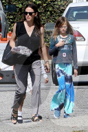 PEOPLE - DŸstere Gesichter: Die Garner-Affleck Familie auf dem Weg in die Kirche