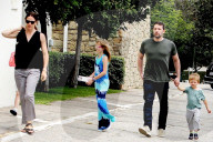 PEOPLE - DŸstere Gesichter: Die Garner-Affleck Familie auf dem Weg in die Kirche