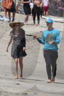 PEOPLE - Strandspaziergang: Chris Martin mit Annabelle Wallis