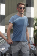 PEOPLE - Jenson Button hält seine Brittny Ward gut fest