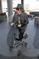 PEOPLE - Fuss gebrochen: Axl Rose durchquert die Flughafenhalle mit Trottinet