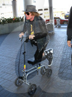 PEOPLE - Fuss gebrochen: Axl Rose durchquert die Flughafenhalle mit Trottinet