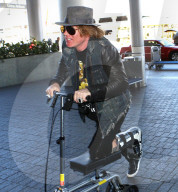 PEOPLE - Fuss gebrochen: Axl Rose durchquert die Flughafenhalle mit Trottinet